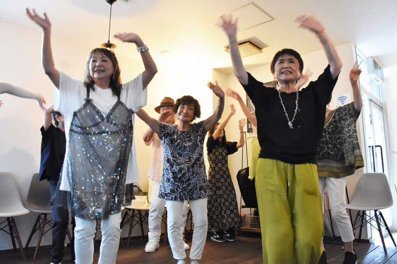 懐かしの音楽に合わせて踊る参加者たち＝大阪市都島区で2025年6月22日、林みづき撮影