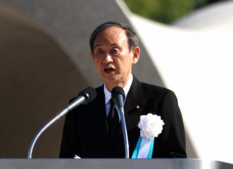 平和記念式典であいさつする菅義偉首相＝広島市中区の平和記念公園で2021年8月6日午前8時32分、猪飼健史撮影