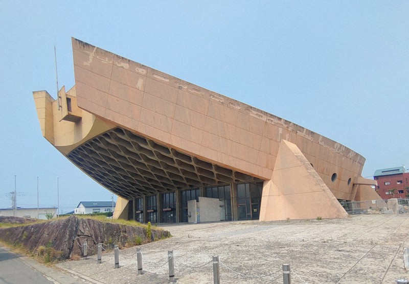 香川県が解体工事の入札を公告した旧香川県立体育館。つり屋根構造で、独特の外観から「船の体育館」とも呼ばれている＝高松市で2025年7月4日午後1時31分、森田真潮撮影