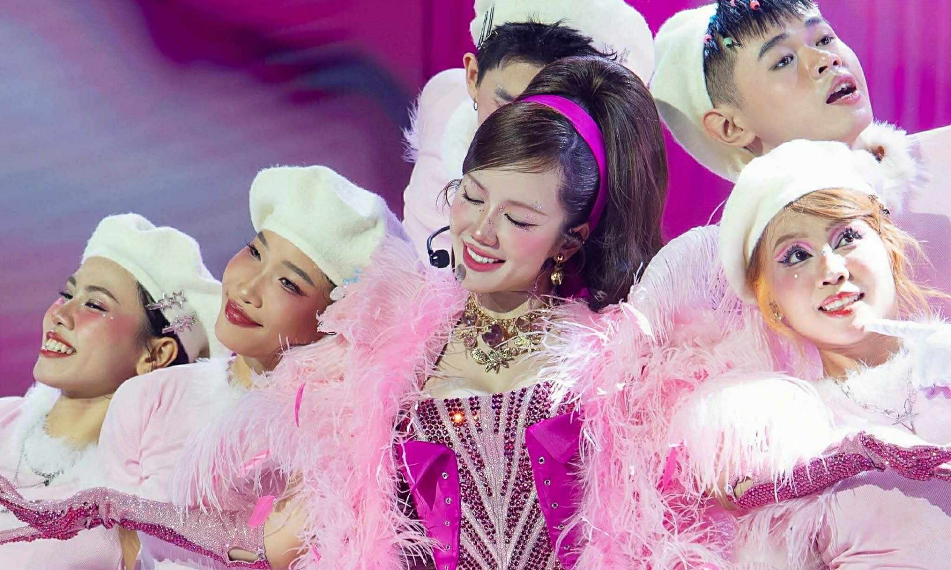 'Em xinh' Bích Phương ma mị quyến rũ, 'phú bà' Phương Ly tập hợp hơn 30 vũ công