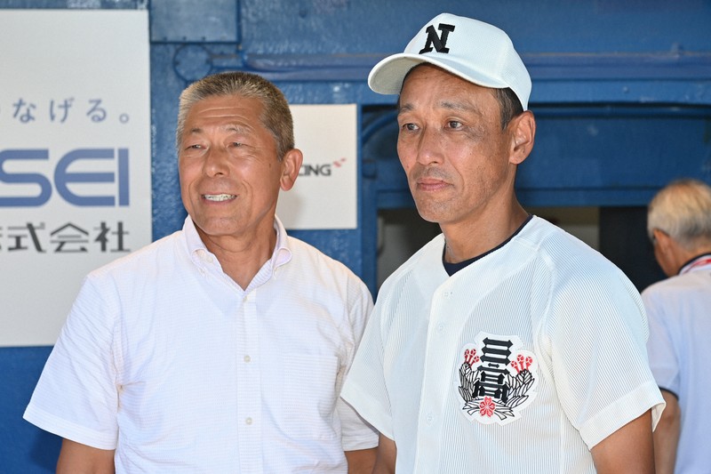 日大三の三木有造監督（右）と小倉全由・前監督＝神宮球場で2023年7月29日、三浦研吾撮影