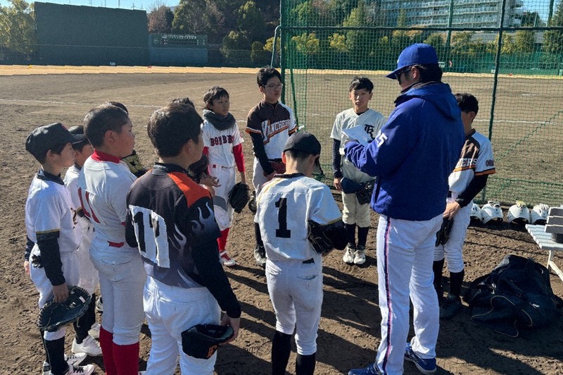 第3回パナソニック杯で選手の話を聞く少年野球チームのメンバー＝門真市提供