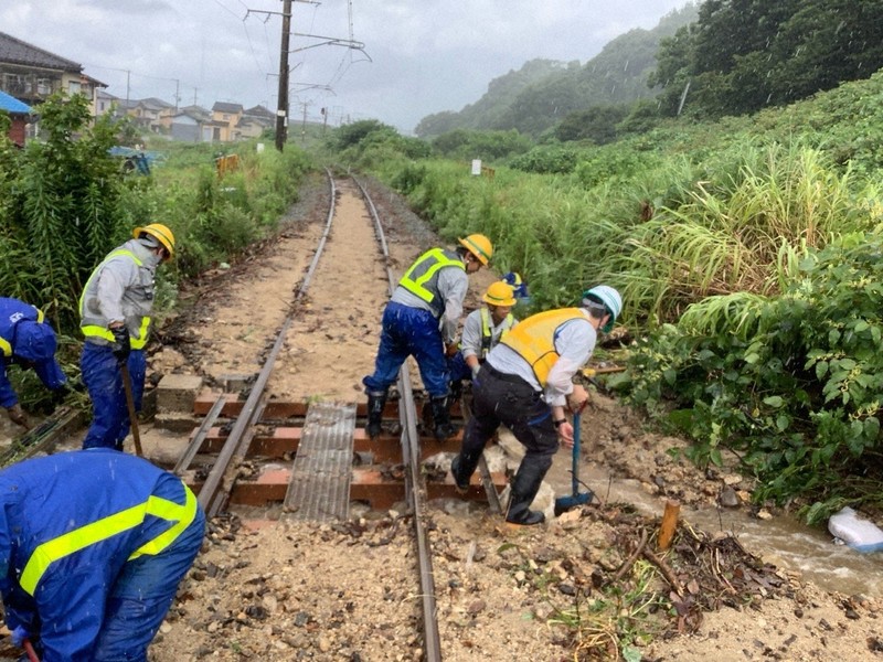 新潟で記録的大雨　佐渡や村上で土砂被害相次ぐ　線路にも流入
