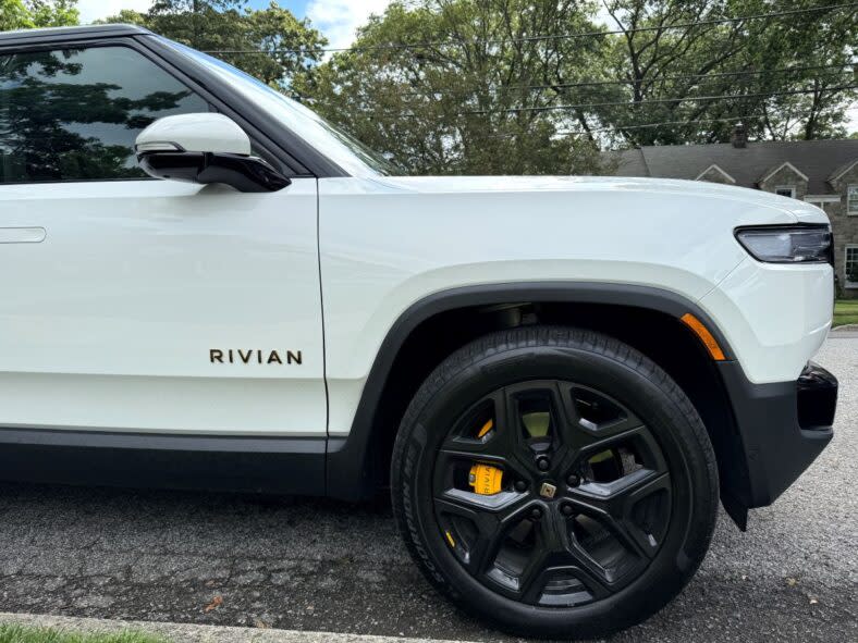 The side profile of the 2025 Rivian R1S Ascend package