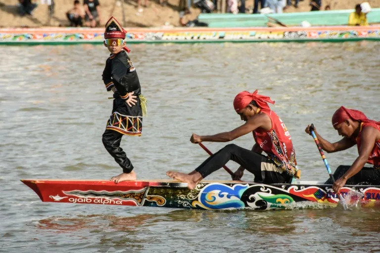 Indonesian child's viral fame draws tourists to boat race