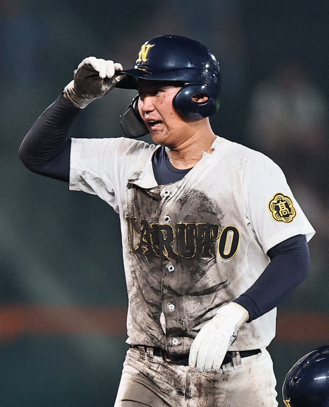 熱血プレーでユニホーム破れた鳴門の選手　借り物で続行　夏の甲子園