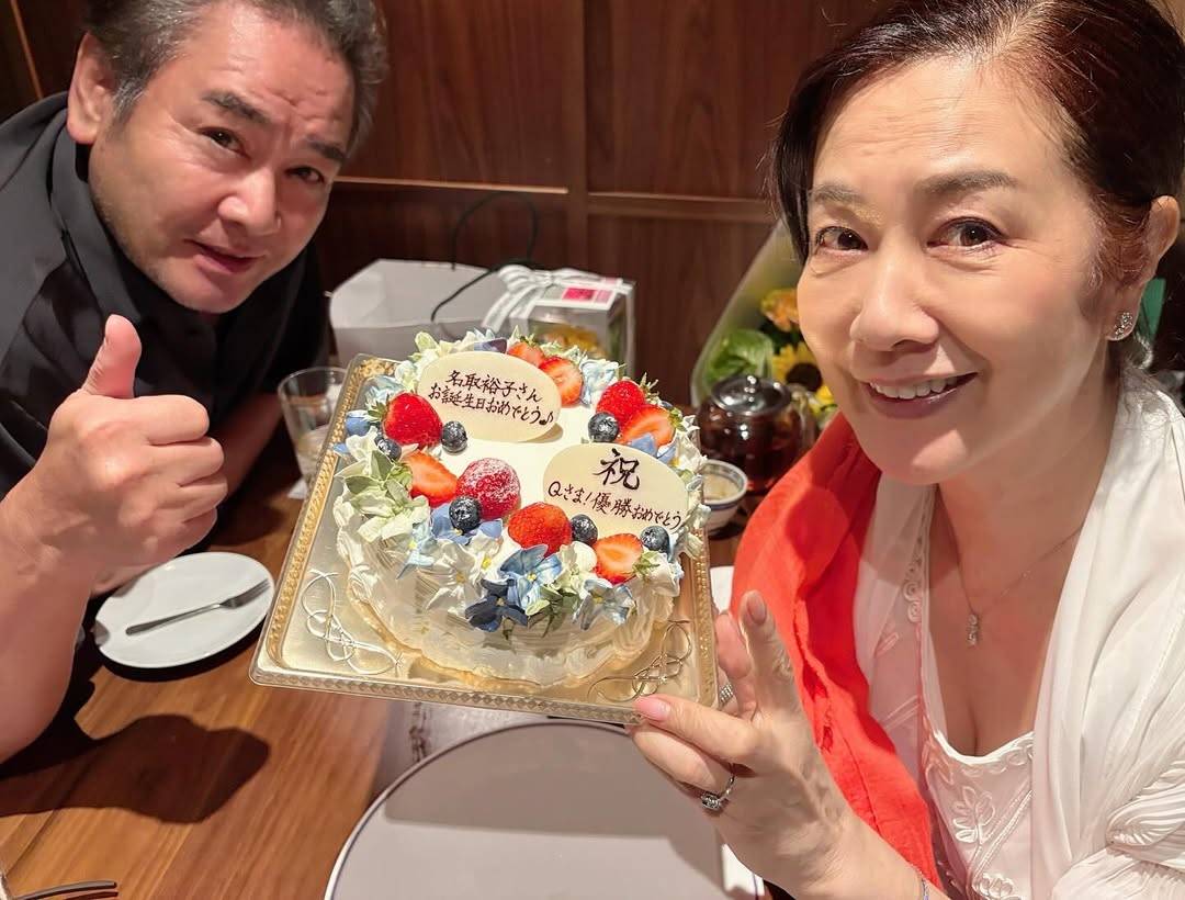 〝おしどり夫婦復活〟68歳女優の誕生日2ショットに反響「いつまでも若々しい」「この二人だいすき」