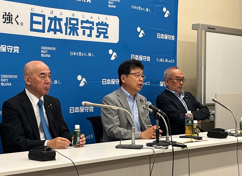 記者会見する日本保守党の北村晴男氏（中央）と百田尚樹代表（左）＝国会内で2025年7月29日、富美月撮影