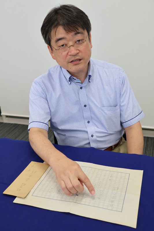 原民喜が佐藤春夫に宛てた遺書について説明する実践女子大客員研究員で東京大文学部准教授の河野龍也さん＝東京都渋谷区の実践女子大で2025年7月28日午後3時22分、鈴木泰広撮影