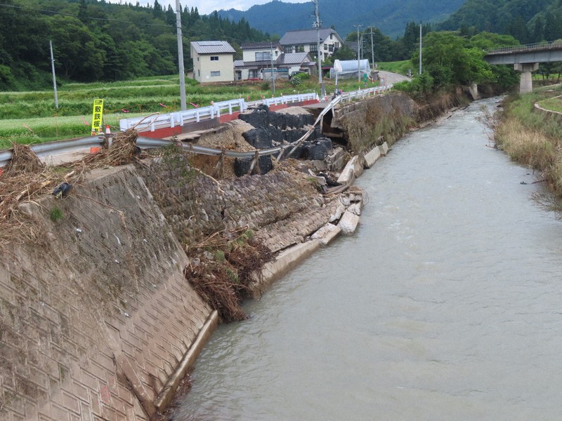 大雨によって崩れ落ちた桧木内川の護岸＝秋田県仙北市で2025年8月23日、工藤哲撮影
