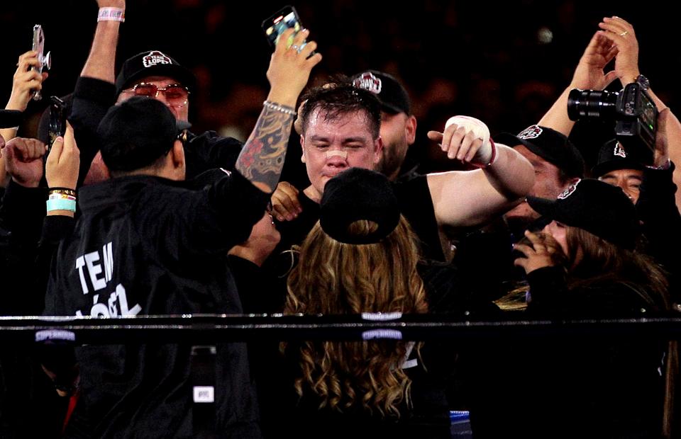MEXICO CITY, MEXICO - AUGUST 17: Estandupero Franco Escamilla celebrates after defeating YouTuber 'Escorpión Dorado'on the 'Supernova Strikers 2025' at Palacio de los Deprotes on August 17, 2025 in Mexico City, Mexico. (Photo by Medios y Media/Getty Images)