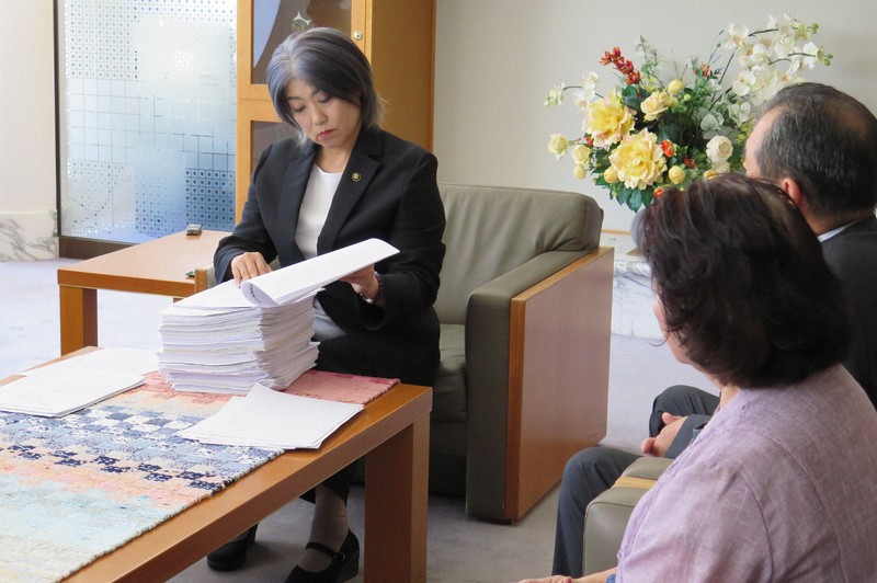 静岡・伊東市長に辞職求める署名1万筆　元市議が持参、提出はせず