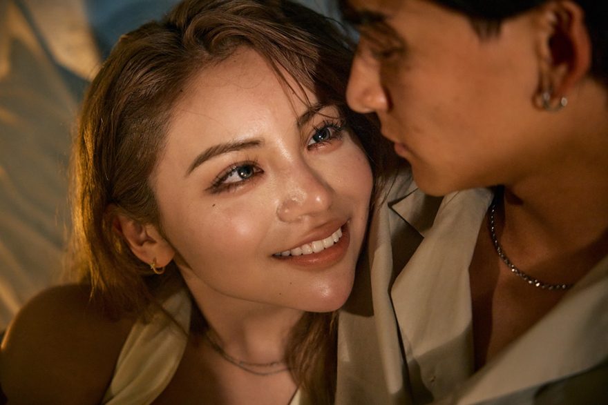 初対面の男女がベッドで密着！“見えない”熱烈キスシーンにスタジオ大騒ぎ「カメラはないのか！」
