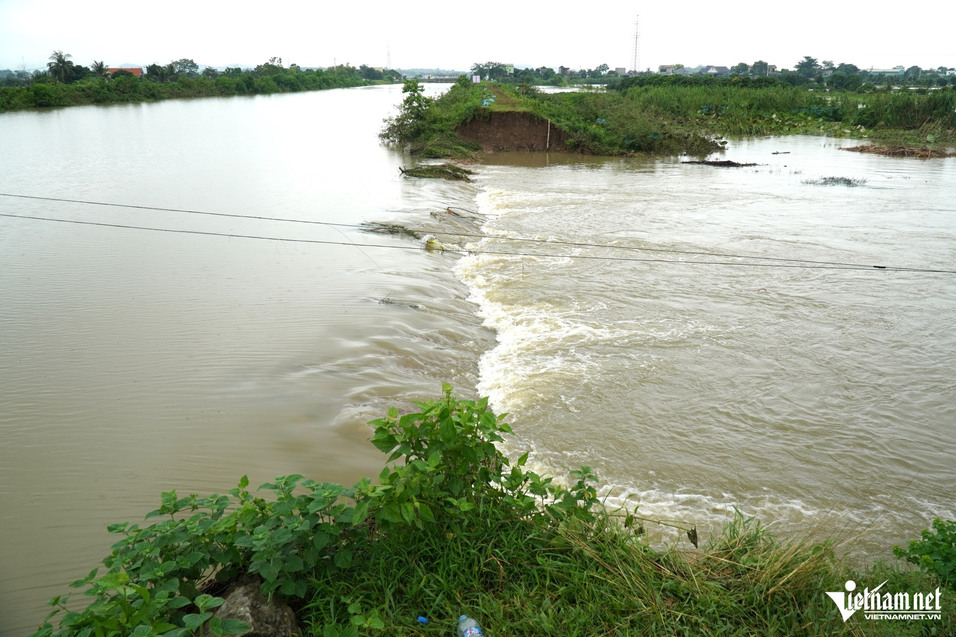 Vỡ kênh ở Thanh Hóa