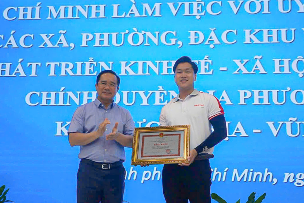 Chủ tịch TPHCM khen thưởng chàng trai nhanh trí cứu bé gái đuối nước tại hồ bơi villa