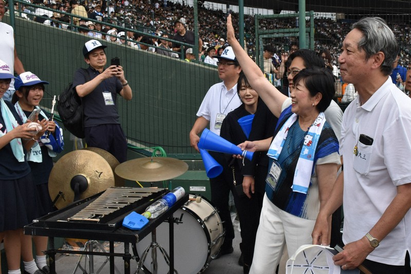 日大三のアルプスに小池都知事　応援駆けつけ　夏の甲子園