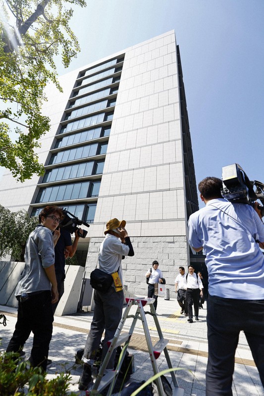 日本維新の会の石井章参院議員の事務所が入る議員会館前に集まった報道陣＝東京都千代田区で2025年8月27日午前10時26分
