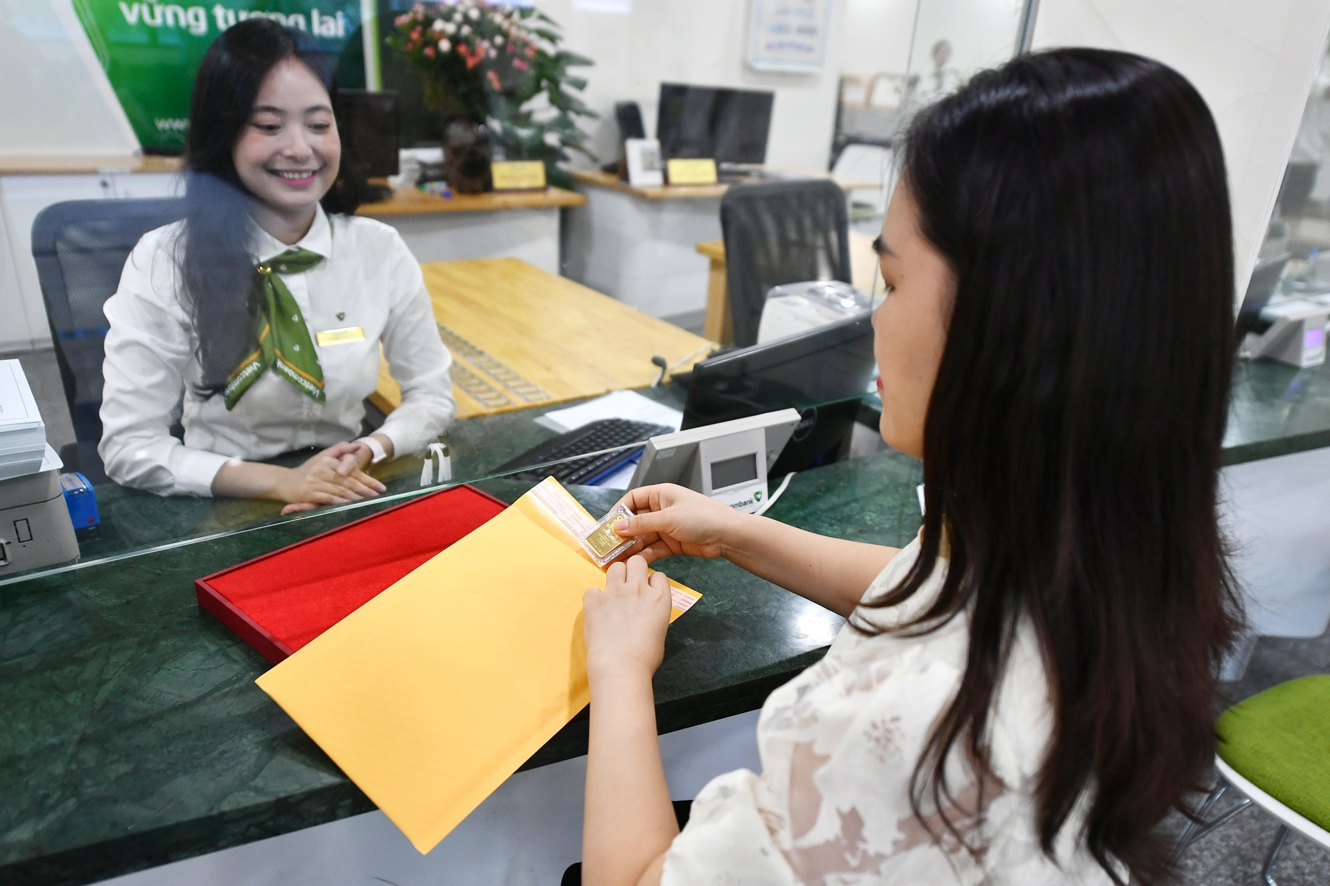 200 triệu nên gửi tiết kiệm hay đầu tư vàng, chứng khoán để sinh lời?