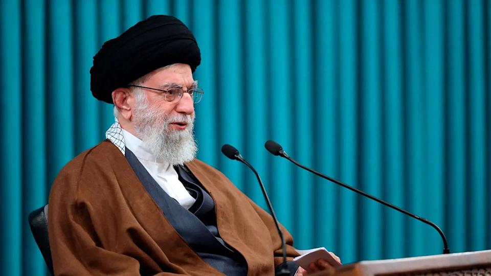 El Líder Supremo de Irán, Alí Jamenei, se sienta ante los micrófonos
