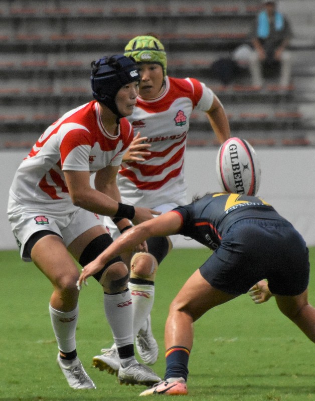 ラグビー女子日本代表の山本実（左）。司令塔として広い視野を生かして攻撃を引っ張る＝ミクニワールドスタジアム北九州で2025年7月19日、林大樹撮影