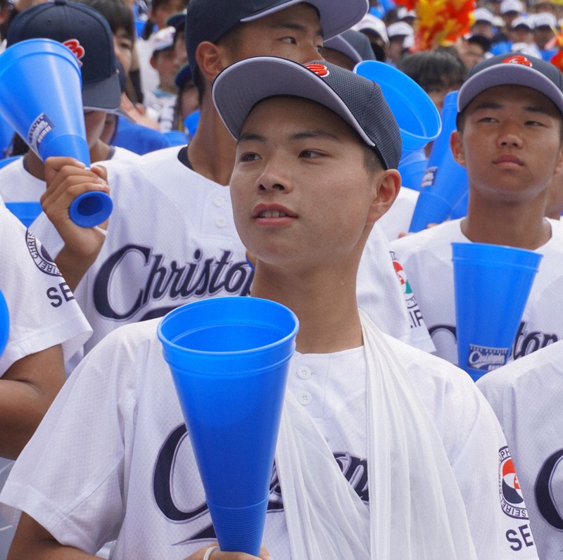 甲子園に駆けつけ、控え選手の最前列で声援を送る逢沢開生選手＝兵庫県西宮市の阪神甲子園球場で2025年8月9日、藤倉聡子撮影