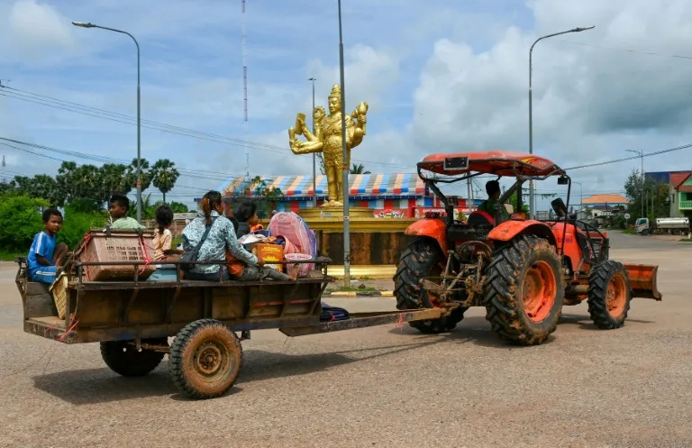 People who fled the Cambodia-Thailand border return to their homes in Oddar Meanchey province (TANG CHHIN Sothy)