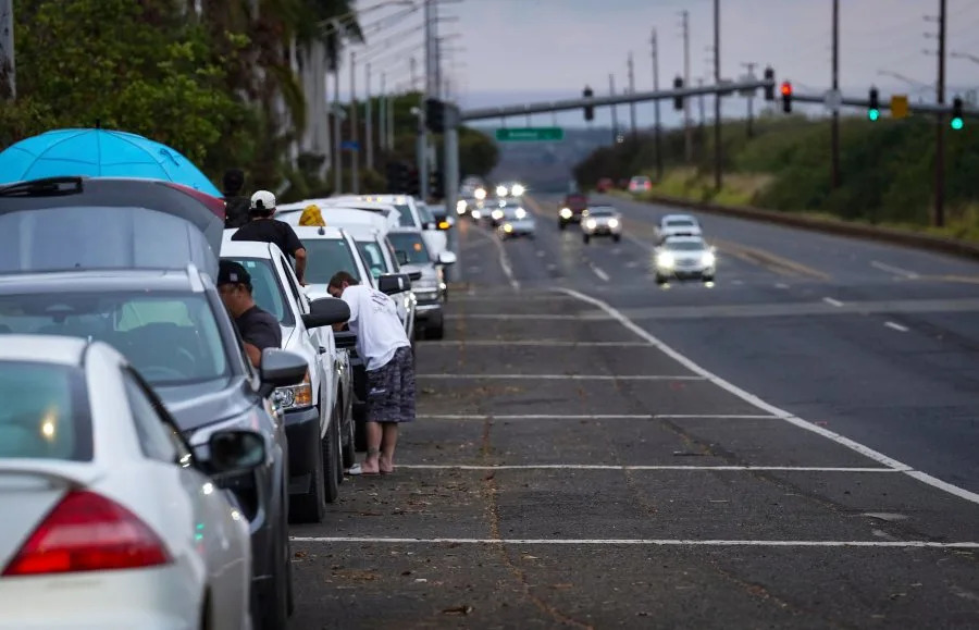 Oahu residents evacuate Ewa Beach to the side of Kunia Road due to the threat of tsunami in Kapolei, Oahu, Hawaii, Tuesday, July 29, 2025. (AP photo/Michelle Bir)