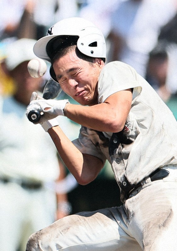 頭部付近に死球の日大三・松岡　試合後の整列に加われず　夏の甲子園