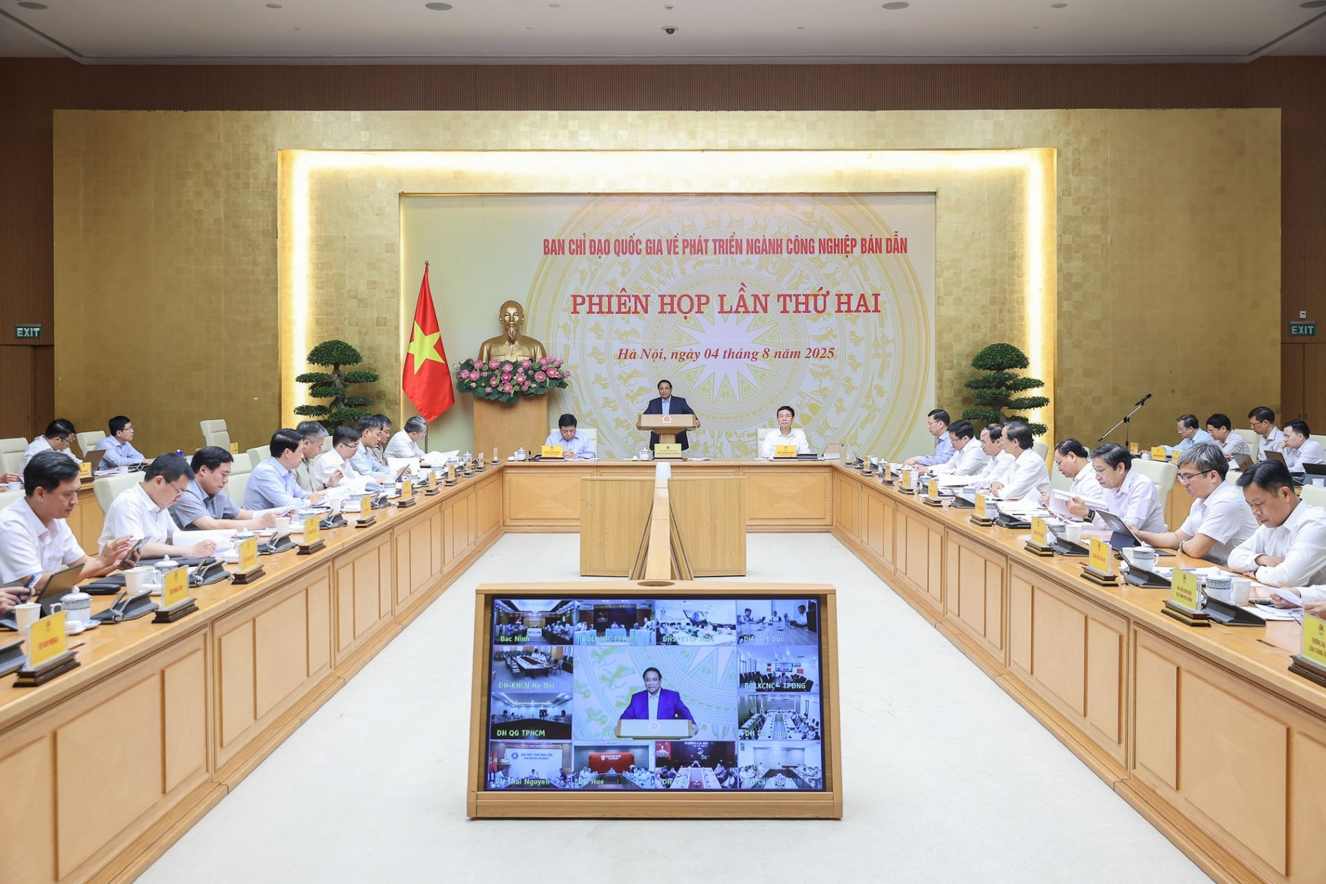 Thủ tướng: Chậm nhất tới 2027 phải thiết kế, chế tạo, kiểm thử một số chíp bán dẫn cần thiết