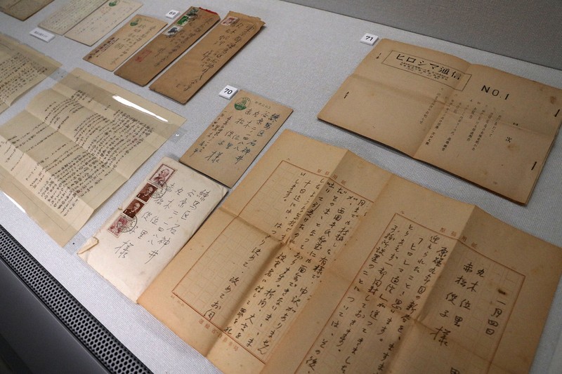 平和美術展の会場に展示された「ヒロシマ通信」（右上）と丸木夫妻宛ての書簡＝広島県廿日市市のはつかいち美術ギャラリーで2025年7月26日午後3時31分、佐藤賢二郎撮影