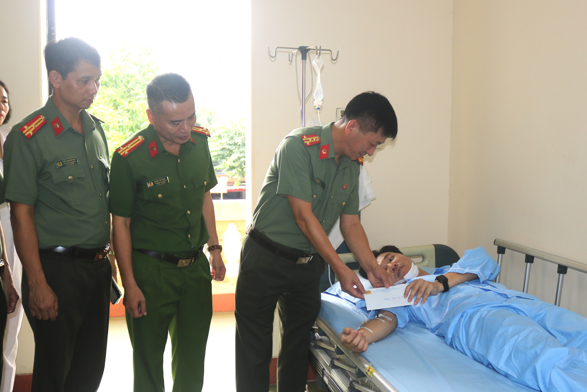 Khống chế đối tượng dùng kiếm đâm em dâu, tấn công lực lượng công an