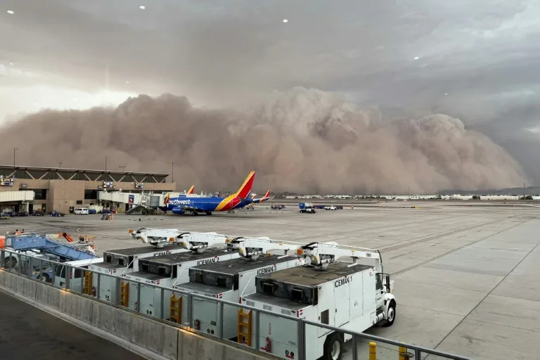 Sci-fi skies: 'Haboob' plunges Phoenix into darkness