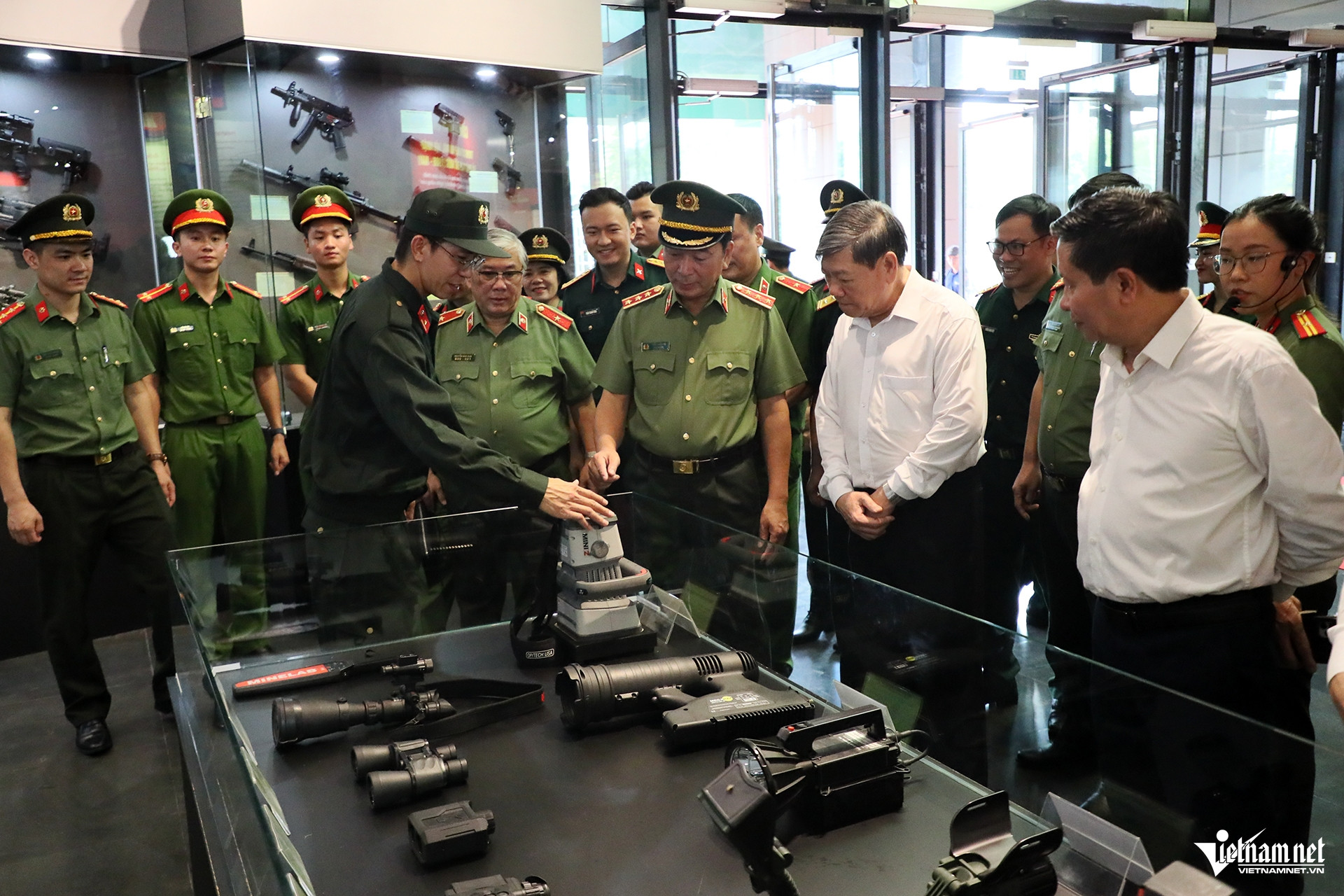 Xem súng bắn góc, camera đặc biệt chống khủng bố của lực lượng Công an nhân dân