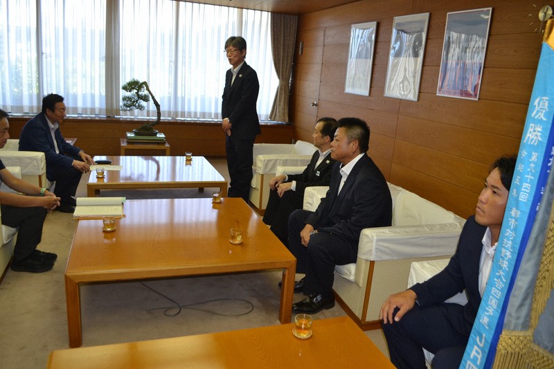 高松市の大西秀人市長(左列奥)を表敬訪問した、JR四国の(右列奥から)四之宮和幸社長、高須賀浩部長、杉山洋一監督、篠崎康主将＝高松市の同市役所で2025年7月28日午後3時33分、広田正人撮影