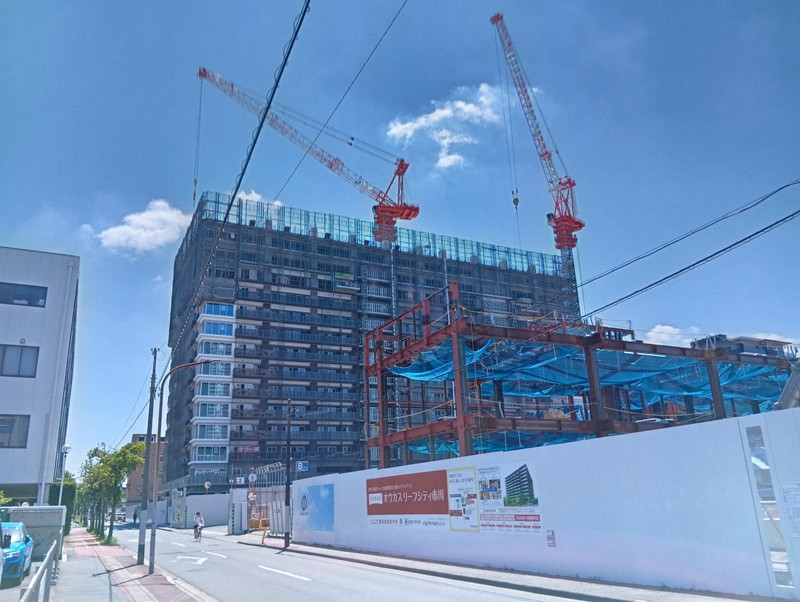 市川市で建設中のマンション（奥）＝市川市市川南で2025年7月29日午後1時8分、平塚雄太撮影