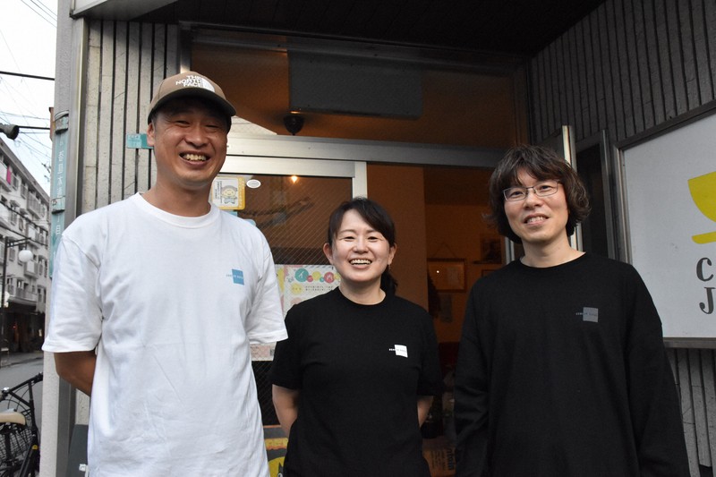 「シニアディスコ」を主催する箱田成司さん（左）、佐々木さやかさん（中央）と神野太志さん＝大阪市都島区で2025年6月22日、、林みづき撮影