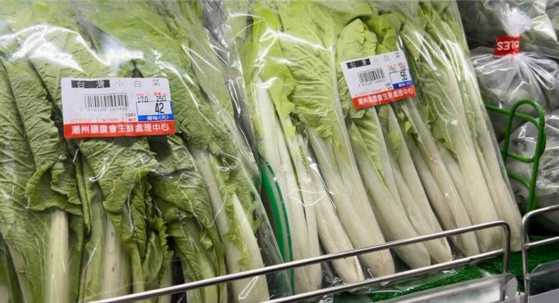 連日大雨不斷,菜價連帶飆漲,小白菜、小黃瓜約漲5成,葉菜類也漲3成,屏東縣九如鄉農會總幹事龔泰文建議民眾可改買「替代蔬果」省荷包。(圖/中國時報謝佳潾攝)
