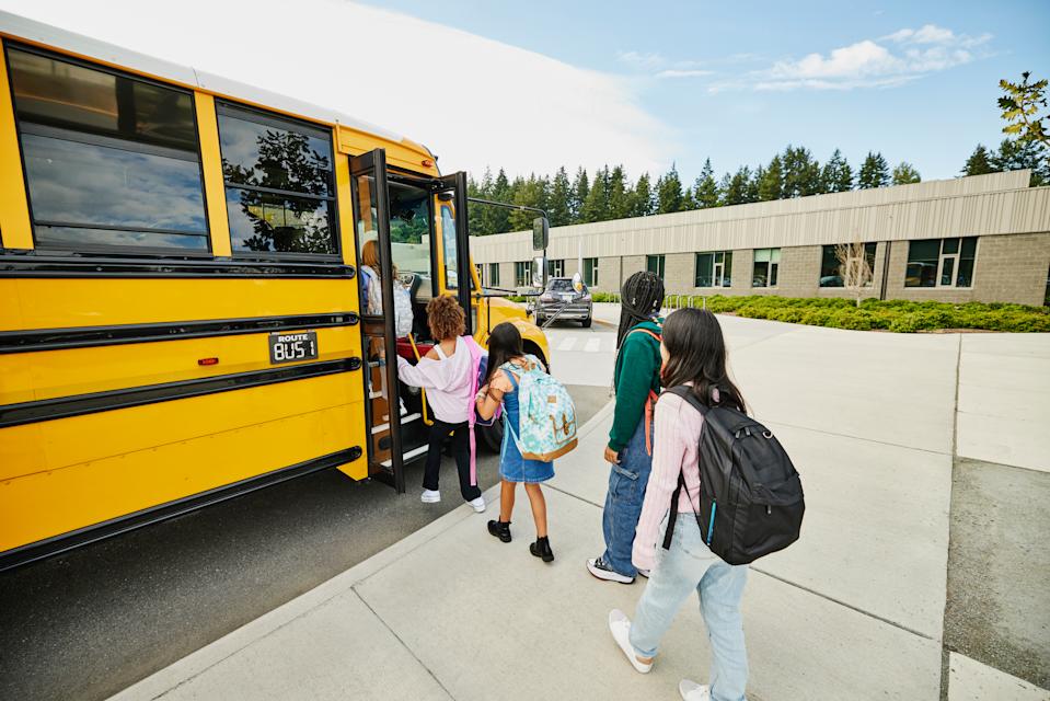 ¿Puede ICE entrar libremente a escuelas? No, Trump quitó protecciones, pero la orden judicial sigue siendo indispensable