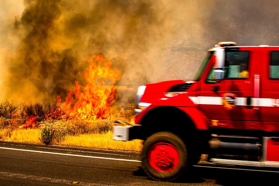 Gifford Fire burns 30,000 acres in Los Padres National Forest on August 2, 2025. Flames sweep through rugged terrain near Santa Maria, California, forcing evacuations and endangering nearby communities and wildlife.