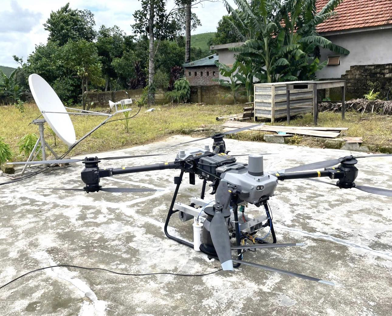 Viettel dùng máy bay không người lái phát sóng di động tại vùng lũ