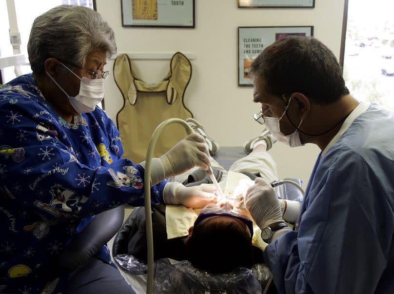 El fin de los implantes y las dentaduras postizas: Llega la regeneración dental