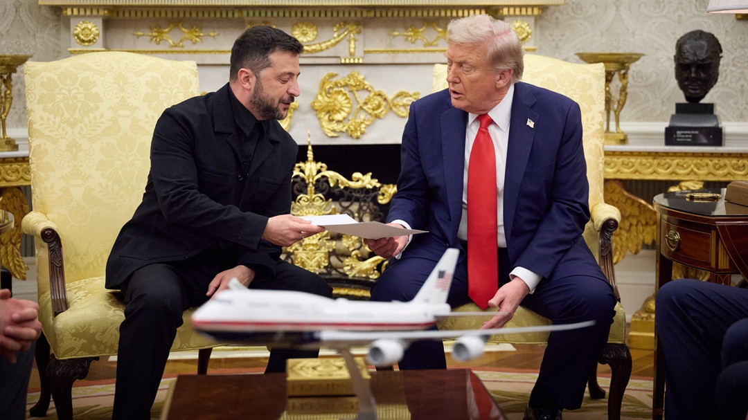 Hé lộ những món quà ông Trump và ông Zelensky tặng nhau ở Nhà Trắng