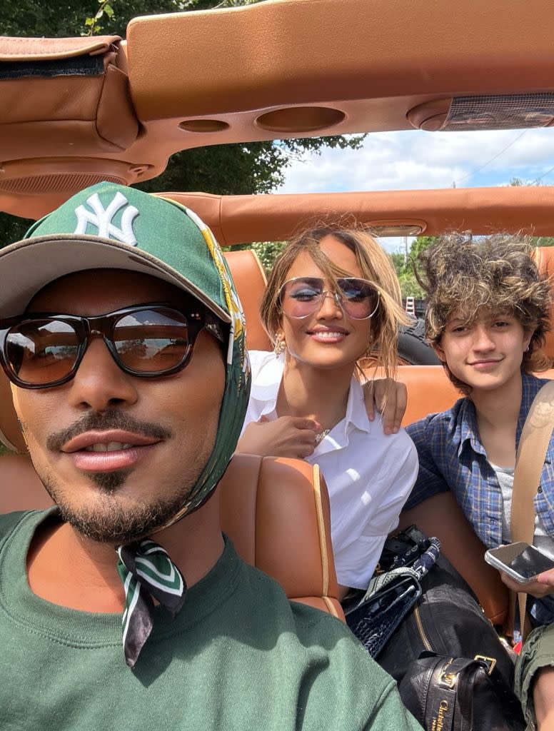 Jennifer Lopez junto a su hija Emme Muñiz y Stevie Mackey en Los Hamptons.