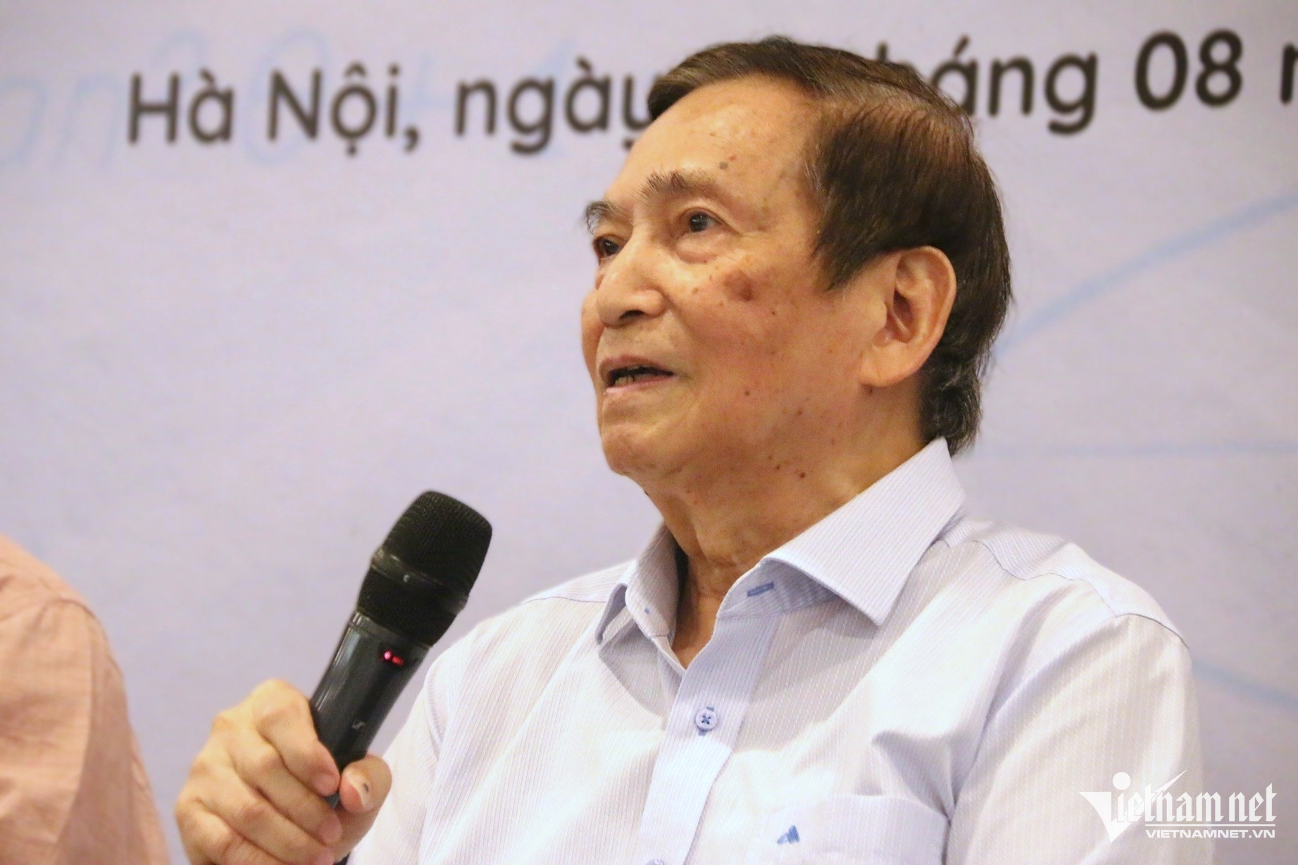 Người thầy tạo ra drama hào hứng, ‘đừng bắt học sinh uống, hãy làm các em khát’