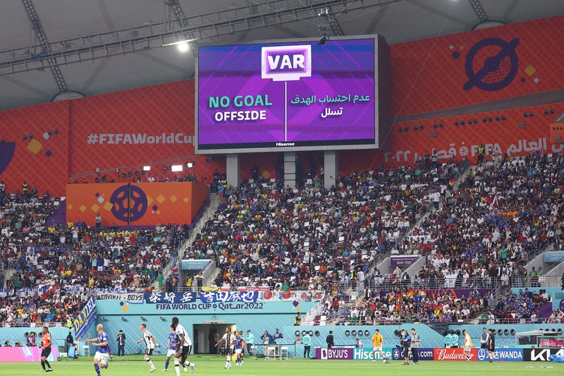 W杯カタール大会1次リーグの日本－ドイツ戦で、ドイツがゴールネットを揺らすも、VARでオフサイドが認められてノーゴールとなったことを知らせる電光掲示板＝カタール・ドーハのハリファ国際競技場で2022年11月23日、宮武祐希撮影