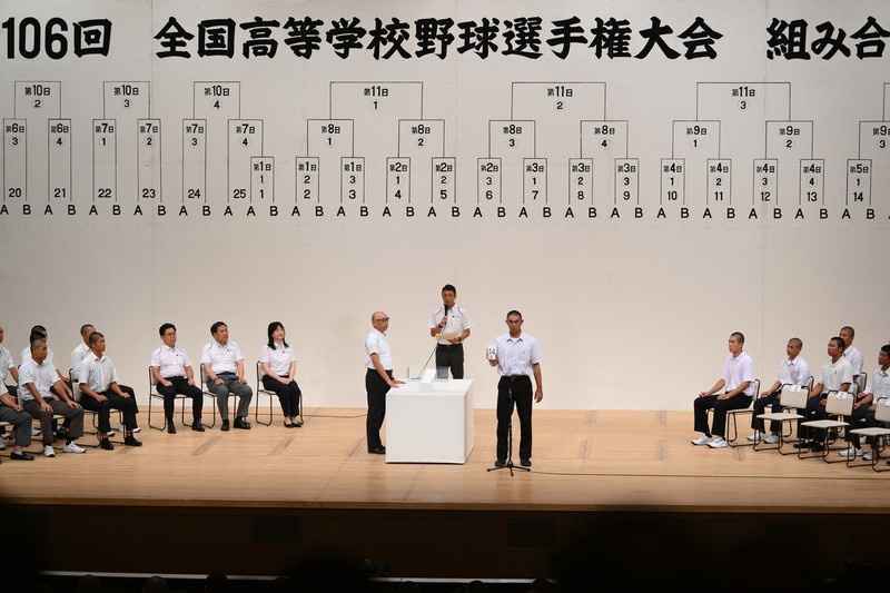前回、第106回全国高校野球選手権大会の組み合わせ抽選会＝大阪市北区で2024年8月4日、久保玲撮影