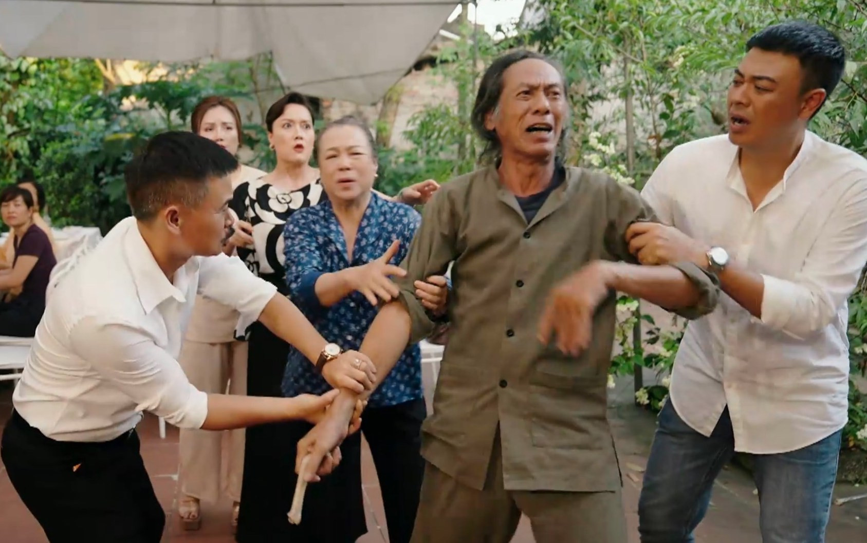 Cả đoàn phim cười bò vì màn ăn vạ Thu Quỳnh của NSND Bùi Bài Bình
