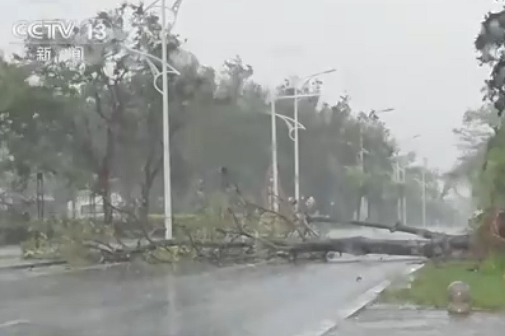 Hình ảnh thành phố biển ở Trung Quốc 'oằn mình' trước ảnh hưởng của bão Kajiki