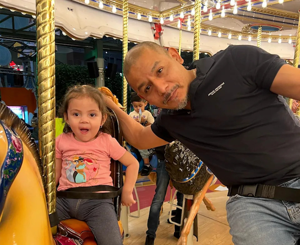 Domingo Mendoza junto con su hija menor en un parque de diversiones en Minnesota, en enero de 2025. (Rafaela Flores)