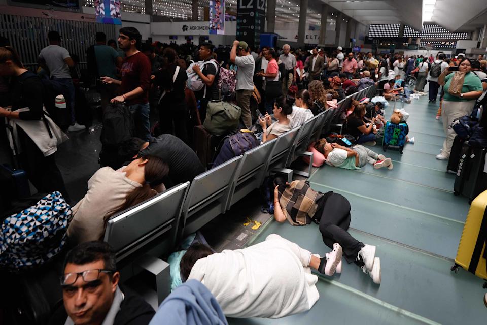 CIUDAD DE MÉXICO, 11 de agosto del 2025. Cientos de personas continúan formadas en la terminal 2 del AICM en espera del estatus de sus vuelos luego de las suspensiones de varios de estos debido a las intensas lluvias de anoche. Algunos llevan hasta 19 horas formados para que les resuelvan su caso. Foto: Agencia EL UNIVERSAL/Diego Simón Sáanchez/ARMM